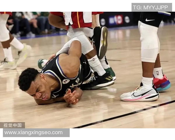 字母哥愤怒撕扯球衣雄鹿惨败后更衣室内冲突升级